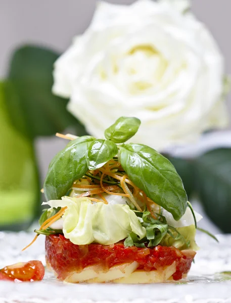 Fletán con verduras frescas, rosa blanca en el fondo —  Fotos de Stock