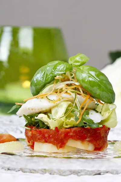 Halibut con verdure fresche, candela verde sullo sfondo — Foto Stock