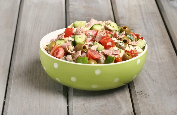 Tigela de salada vegetal em mesa de madeira — Fotografia de Stock