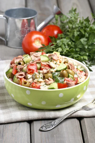 Cuenco de ensalada de verduras en mesa de madera —  Fotos de Stock