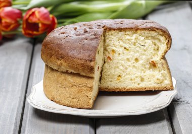 Paskalya Tablo ayarı wo Maya kek ve kırmızı lale çiçekleri ile