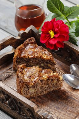 iki adet ahşap tepsi çikolatalı kek.