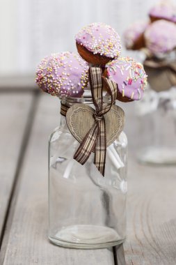 güzel pembe pasta açılır cam sprinkles ile dekore edilmiştir,