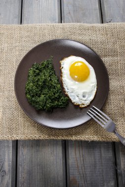 ıspanak ile sağlıklı bir kahvaltı için yumurta.