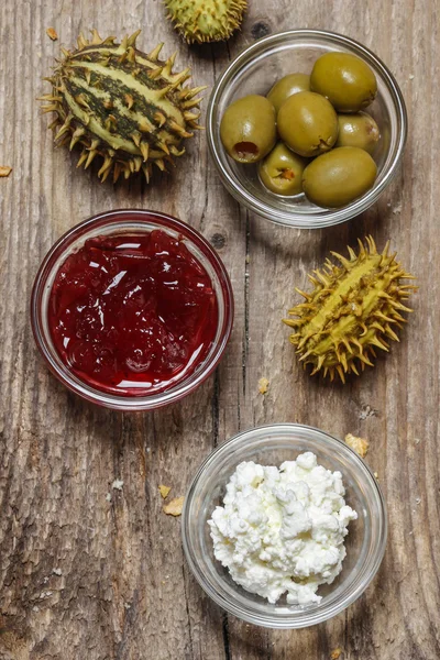 Vue de dessus sur différents apéritifs : olives, canneberges, fromages cottage — Photo