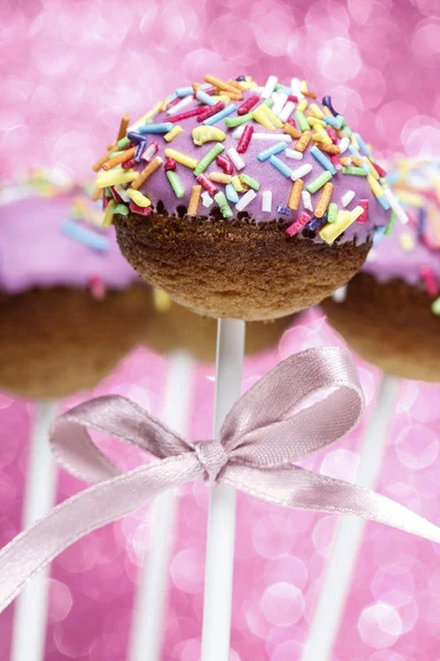 カラフルな振りかけるで飾られたピンクのケーキ ポップス — ストック写真
