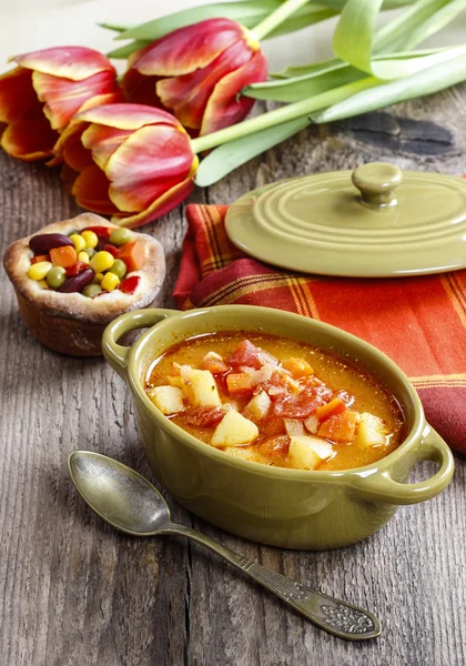 グリーン ボウルにトマトと唐辛子のスープ — ストック写真