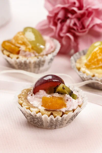 Pembe bir arka plan üzerinde cupcakes, — Stok fotoğraf