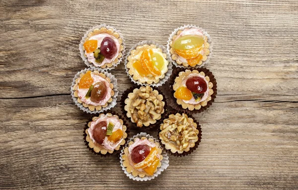 Draufsicht auf herzförmige Gruppe von Cupcakes — Stockfoto