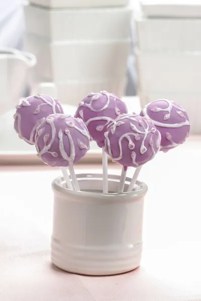 Pastel de lila estallido decorado profusamente decorado con hielo . —  Fotos de Stock
