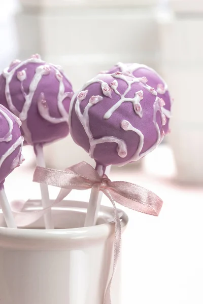 Lilac cake pops decorated lavishly decorated with icing. — Stock Photo, Image