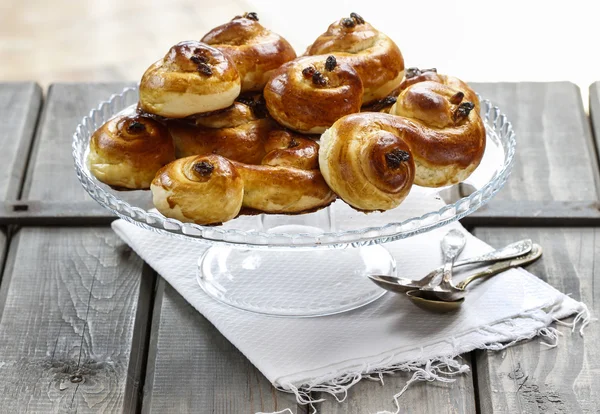 Traditionelle schwedische Brötchen. ein Safran-Brötchen — Stockfoto