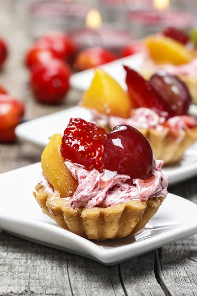 Cakejes gevuld met vers fruit — Stockfoto