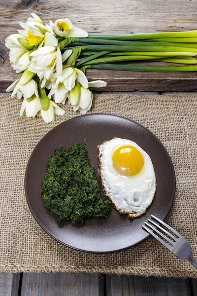 Ei mit Spinat für ein gesundes Frühstück. — Stockfoto