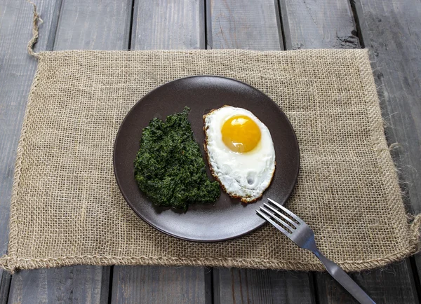 Яйце зі шпинатом для здорового сніданку . — стокове фото