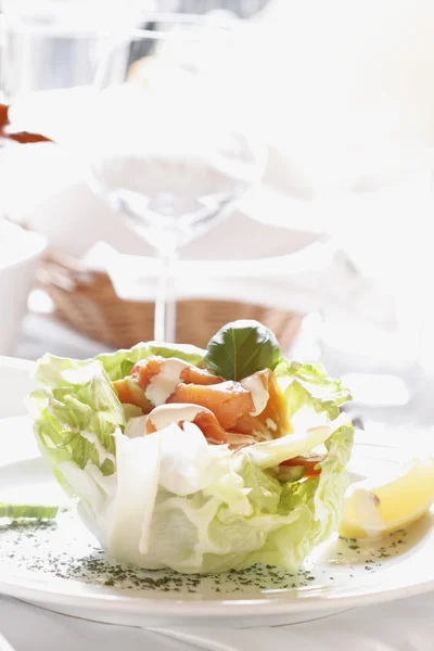 Versheid zalm salade met zelfgemaakte saus — Stockfoto