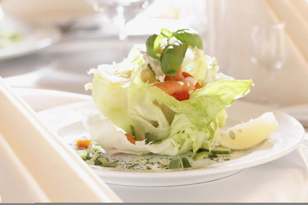 Ev yapımı sos ile tazelik somon salata — Stok fotoğraf