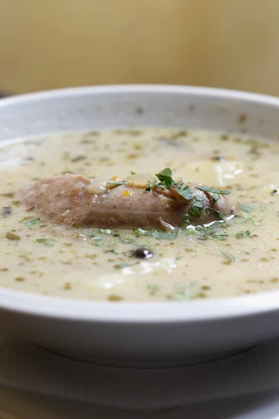 Traditionele witte borsch soep met eieren en worstjes — Stockfoto