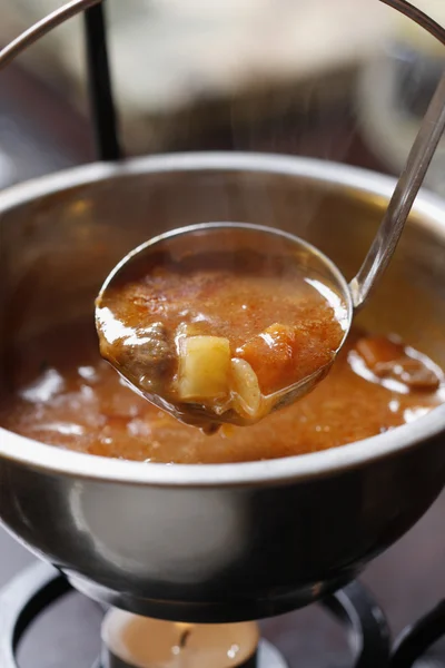 伝統的なハンガリーの自家製ホット グーラッシュ スープ — ストック写真