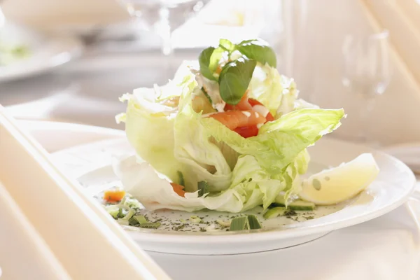 Ensalada de salmón frescura con salsa casera —  Fotos de Stock