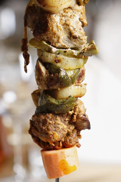 Sabrosa carne a la parrilla y verduras en pincho —  Fotos de Stock