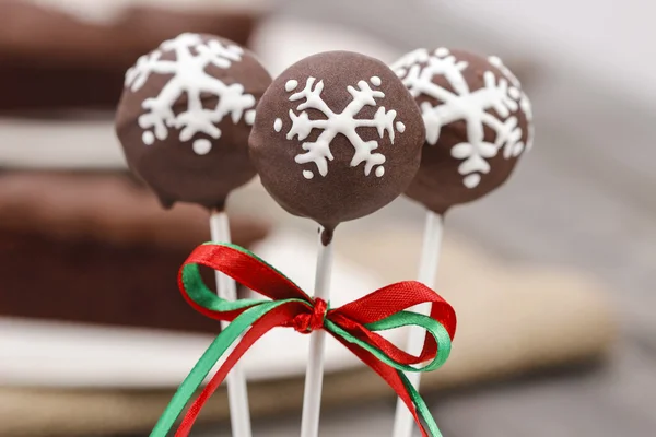 Schokolade Cake Pops mit weißem Zuckerguss dekoriert. — Stockfoto