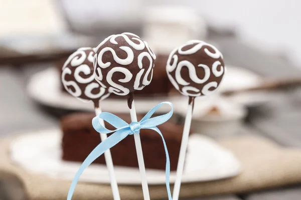 Chocolate cake pops decorated with white icing. — Stock Photo, Image