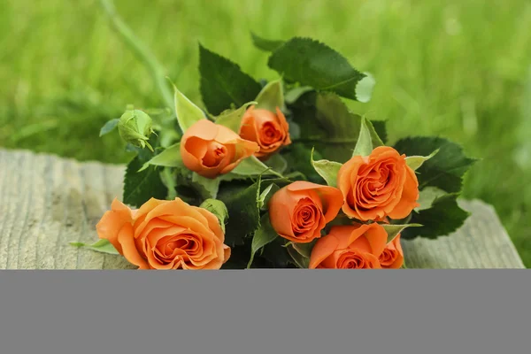 Fabuloso ramo de rosas de colores en bandeja de madera en sprin fresco —  Fotos de Stock