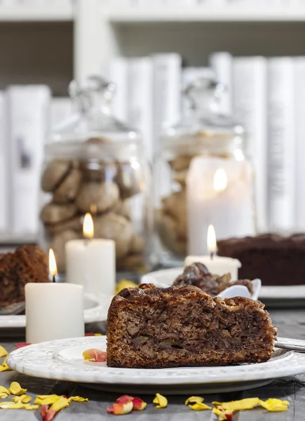Tort czekoladowy na szary drewniany stół — Zdjęcie stockowe