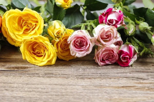 Superficie de madera con espacio de copia decorado con rosas de colores —  Fotos de Stock