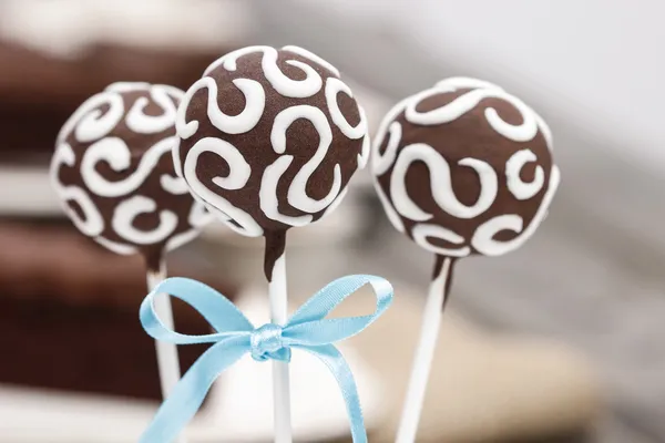 Bolo de chocolate pops decorado com cobertura branca  . Fotos De Bancos De Imagens Sem Royalties