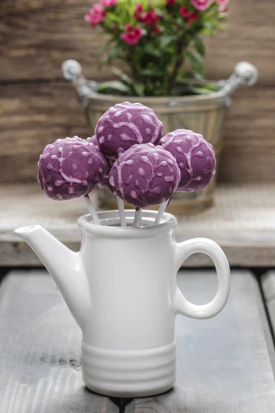 木製の背景に白のセラミック鍋に紫ケーキ ポップスします。. — ストック写真