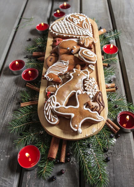 Pepparkakor cookies på trä facket bland fir grenar — Stockfoto