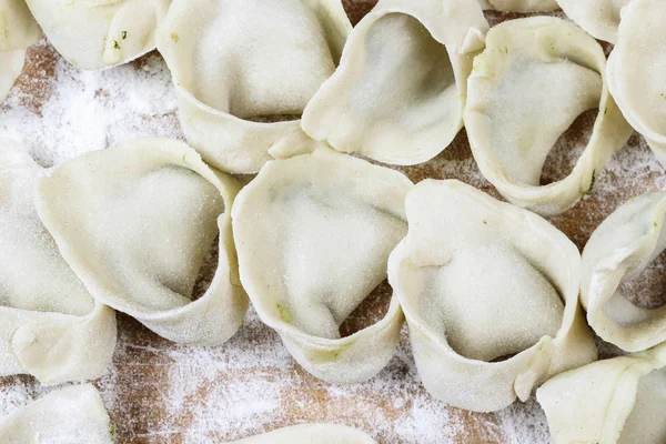 Knödel machen, rohes Gebäck auf Holzbrett. — Stockfoto