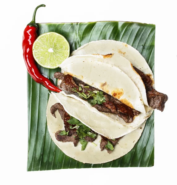 Chili con carne in tarwe tortilla's op bananenblad, geïsoleerd — Stockfoto