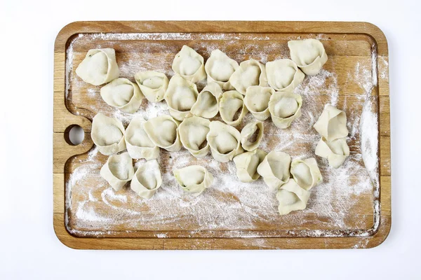 Knödel machen, rohes Gebäck auf Holzbrett. — Stockfoto