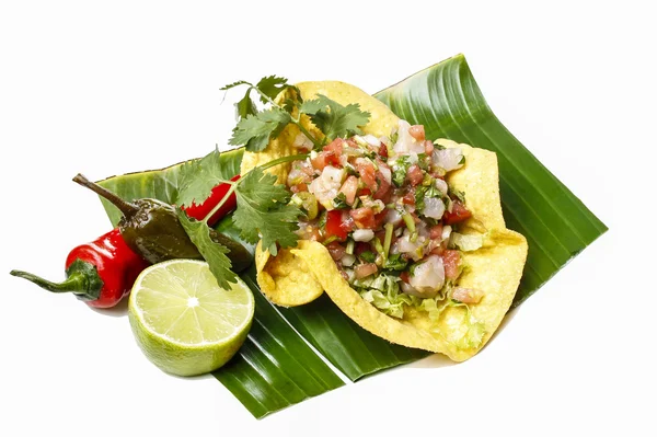 Ensalada mexicana en una tortilla sobre hoja de plátano, aislada sobre blanco —  Fotos de Stock