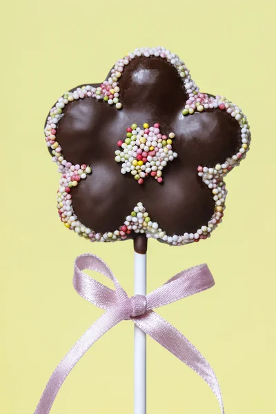 Čokoládový dort pops v květu tvaru, bohatě zdobené — Stock fotografie