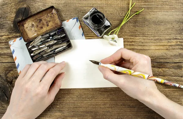 Menina escrevendo uma carta com caneta de tinta — Fotografia de Stock