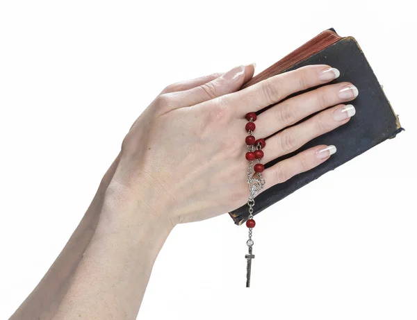 Mani che tengono la Bibbia e pregano con un rosario — Foto Stock