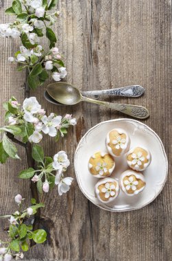 ahşap arka plan bahar kümesi üzerinde minik kek Üstten Görünüm.
