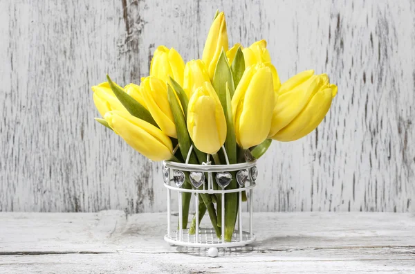 Pequeño ramo de tulipanes amarillos sobre fondo de madera blanca —  Fotos de Stock