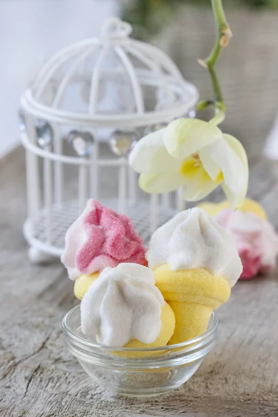 Marshmallows on wooden table — Stock Photo, Image