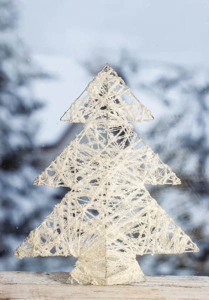 Weihnachtsbaum-Konzept auf verschneiter Landschaft Hintergrund — Stockfoto