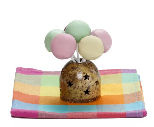 Färgglada cake pops isolerade på vit bakgrund, födelsedagsfest. — Stockfoto