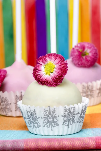 Färgglada cake pops, födelsedagsfest. Daisy flower inredning. — Stockfoto