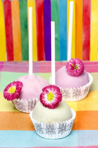 Torta colorata pop, festa di compleanno. Decorazione di fiori margherita . — Foto Stock