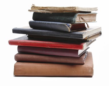 eski kitaplar beyaz zemin üzerine izole kazık