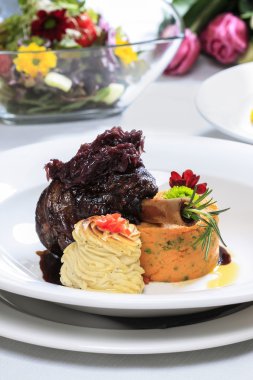 Dana eti, patates ve sebze salatası ile