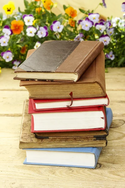 Pilha de livros sobre mesa vintage de madeira — Fotografia de Stock
